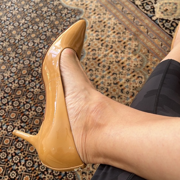 A Beautiful and almost new Elegant Patent Tan COACH Women's Shoes size 37 (6.5) - Picture 4 of 10